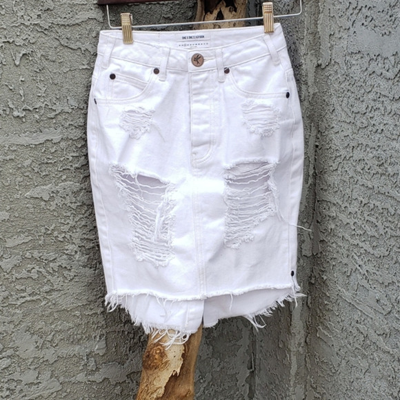 One Teaspoon Dresses & Skirts - One Teaspoon White distressed denim skirt‎